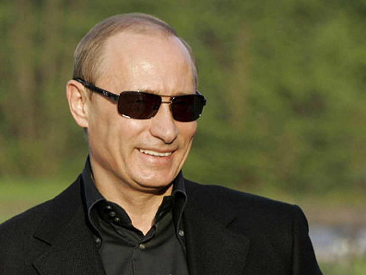 Mittlerweile ist Kritikern wie Medien das Spotten vergangen. Putin folgte Jelzin Ende Dezember 1999 in das Präsidentenamt, gewann zwei Präsidentenwahlen, führt mit unerbittlicher Härte Krieg in Tschetschenien und lenkt das Riesenreich erfolgreich mit harter Hand.