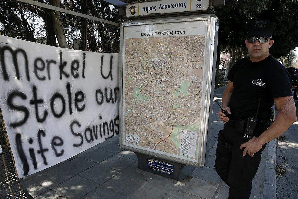 ... "Merkel, du hast unsere Ersparnisse gestohlen", ist auf diesem Plakat zu lesen.