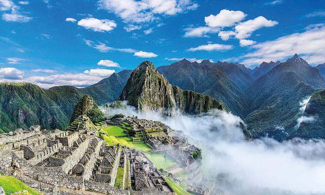 Erst im Jahr 1911 stieß der Forscher Hiram Bingham auf die Ruinen der Stadt Machu Picchu, die im 15. Jahrhundert von den Inka erbaut wurde. Der Besuch dieses einzigartigen Ortes ist eines der Highlights Ihrer Reise. 