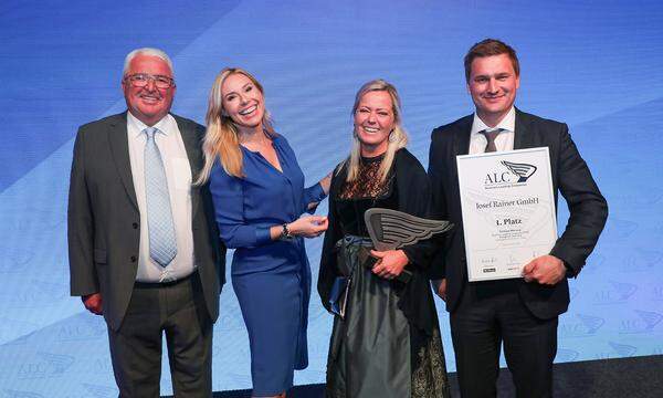 Unternehmer Josef Rainer, Moderatorin Nina Kraft, Nicole und Sebastin Rainer (v.l.).