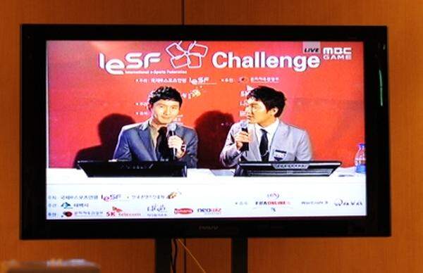 Der TV-Sender MBC Game übertrug die Semifinal- und Finalspiele live aus dem Konferenzzentrum, wo die IeSF Challenge stattfindet. Zwei professionelle Moderatoren kommentierten die Spielzüge und analysierten die Taktik der Spieler.