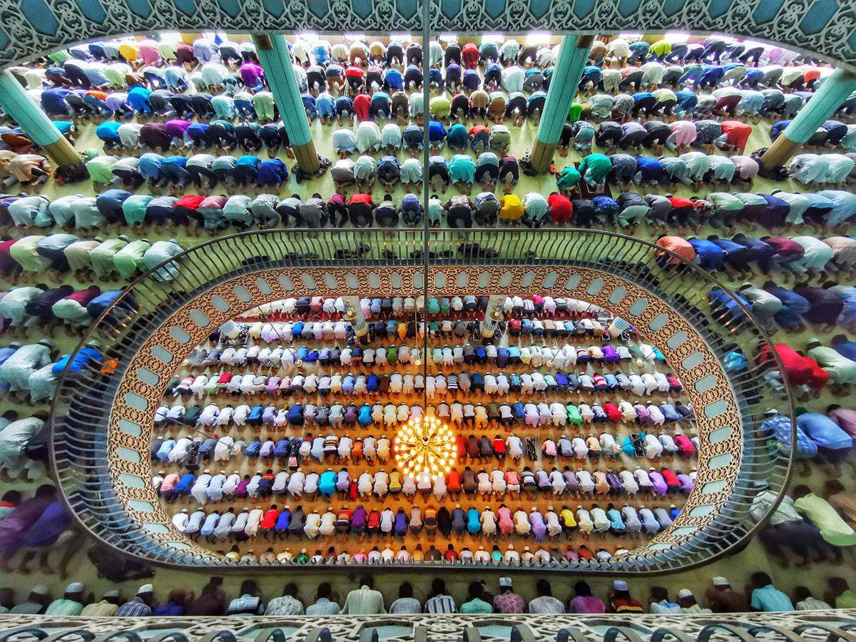 Azim Khan Ronnie aus Bangladesch hat dieses Bild in der Hauptstadt Dhaka aufgenommen. Tausende Menschen sind darauf beim Beten zu sehen. Die Moschee Baitul Mukarram ist eine der zehn größten Moscheen der Welt und bietet bis zu 100.000 Menschen Platz.