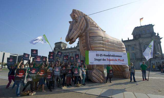TTIP_Trojanisches Pferd Deutschland Berlin 16 09 2014 BUND protestiert mit 8 Meter hohem Pferd ge