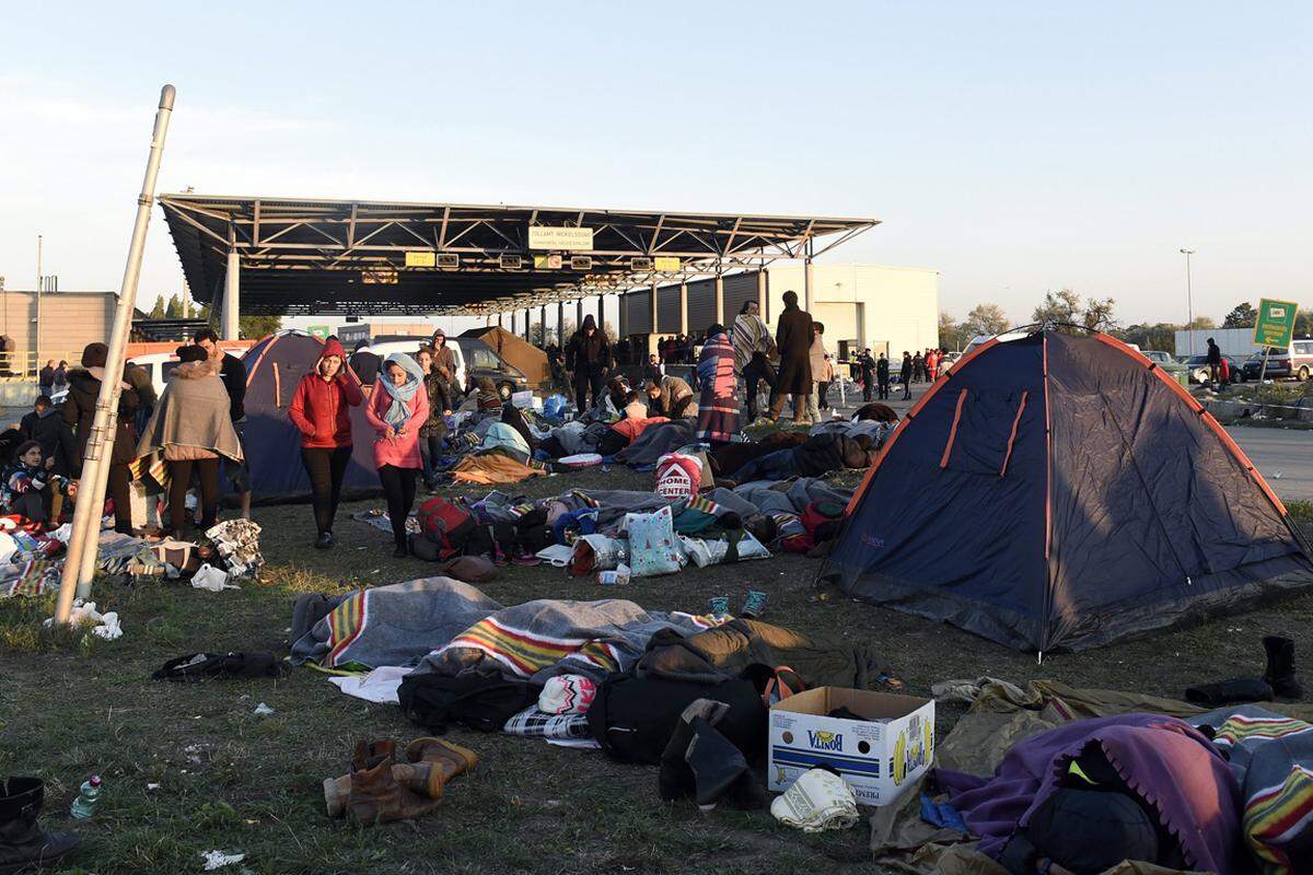 Nach der Einführung von vorübergehenden Grenzkontrollen durch Deutschland waren ab dem späten Sonntagabend tausende Flüchtlinge in Österreich in der "Warteschleife". Im Bild: Nickelsdorf in den frühen Morgenstunden.