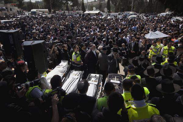 In Jerusalem wurden am Mittwoch unterdessen die vier Opfer des Mordanschlags auf die jüdische Schule bestattet. Hunderte von Trauergästen versammelten sich auf dem Friedhof, darunter auch der französische Außenminister Alain Juppe.