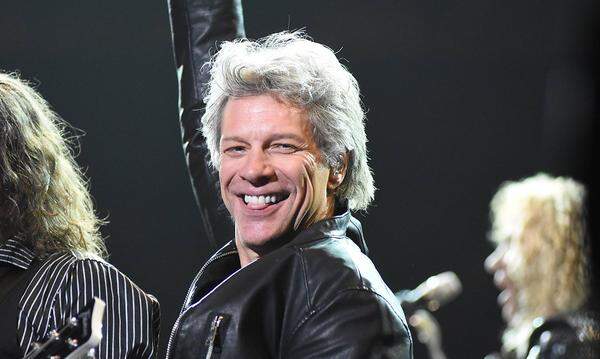 Auch Sänger John Bon Jovi nimmt seinen Online-Abgesang immer wieder mit Humor. Einmal fiel er nach einem Konzert ins Koma und ein  anderes Mal wurde er auf offener Straße erschossen. Auf seinem Facebook-Account schrieb er als Antwort darauf: "Lustig, der Himmel sieht aus wie New Jersey."