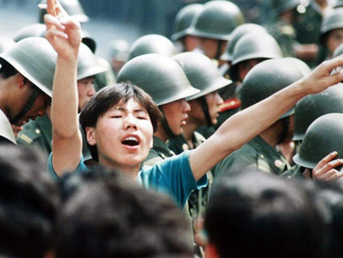 Parteichef Zhao Ziyang besucht die rund 10.000 Studenten auf dem Platz, nennt ihre Forderungen berechtigt und drängt sie unter Tränen, den Hungerstreik aufzugeben. Zhao wird seiner Ämter enthoben und steht bis zu seinem Tod 2005 unter Hausarrest.