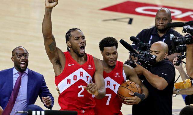 Kawhi Leonard (l.) und Kyle Lowry jubeln über den ersten NBA-Titel der Toronto Raptors, dem überhaupt ersten eines kanadischen Teams – und über Leonards Auszeichnung als MVP, als wertvollster Spieler der Finalserie.