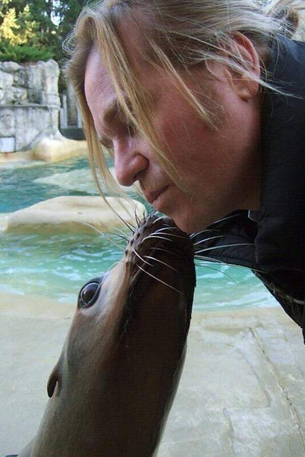 Auch Schauspieler Val Kilmer ist ein großer Pferdefreund. Sein jüngstes Twitter-Pic zeigt den 53-Jährigen aber mit einem Seehund.