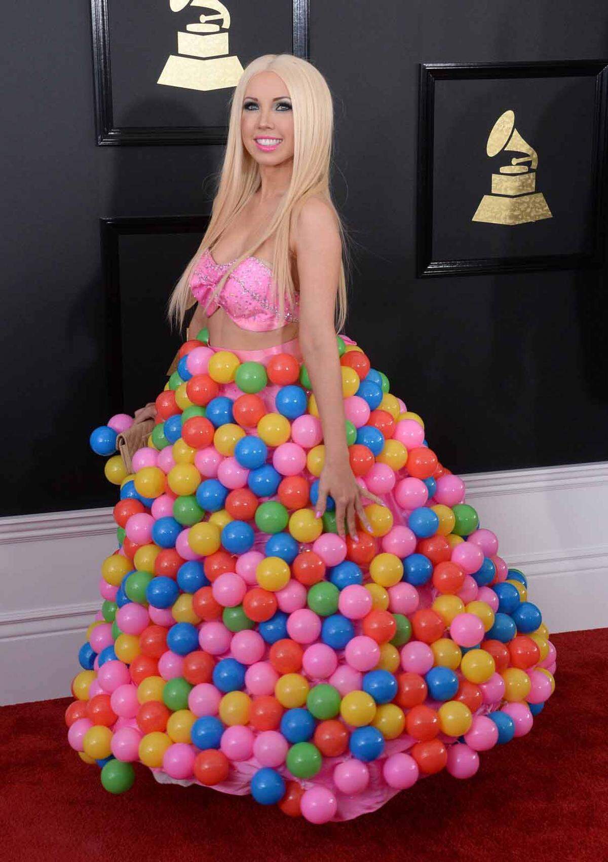 Auffallen um jeden Preis wollte Musikerin Girl Crush bei den Grammys. Sie trug ein Kleid, das mit bunten Plastikkugeln bestückt war und sie wie einen überdimensionierten Kaugummiautomaten aussehen ließ.