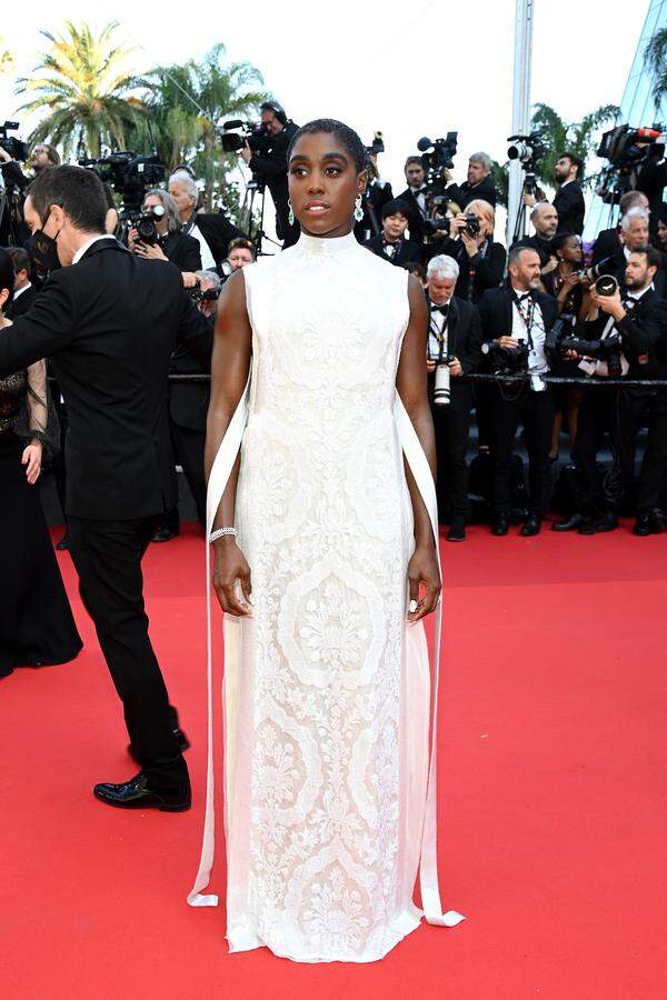 Die britische Schauspielerin Lashana Lynch zeigte sich in einem bodenlangen Kleid mit Schlitz von Fendi.