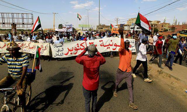 Viele Menschen in Sudan protestierten gegen die Militärregierung und riskieren damit ihr Leben.