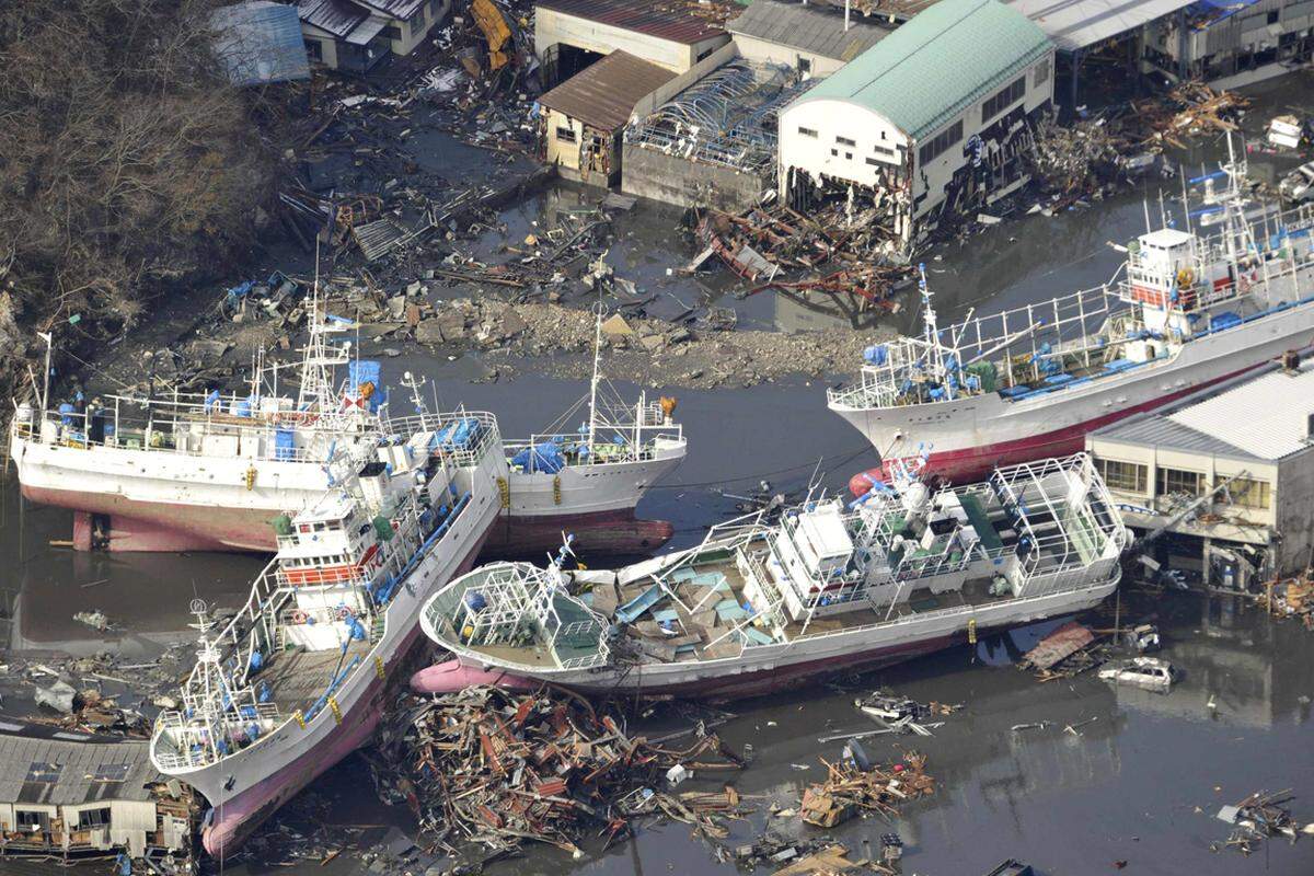 Unzählige Schiffe wurden in Kesennuma an Land gespült und zerstört.