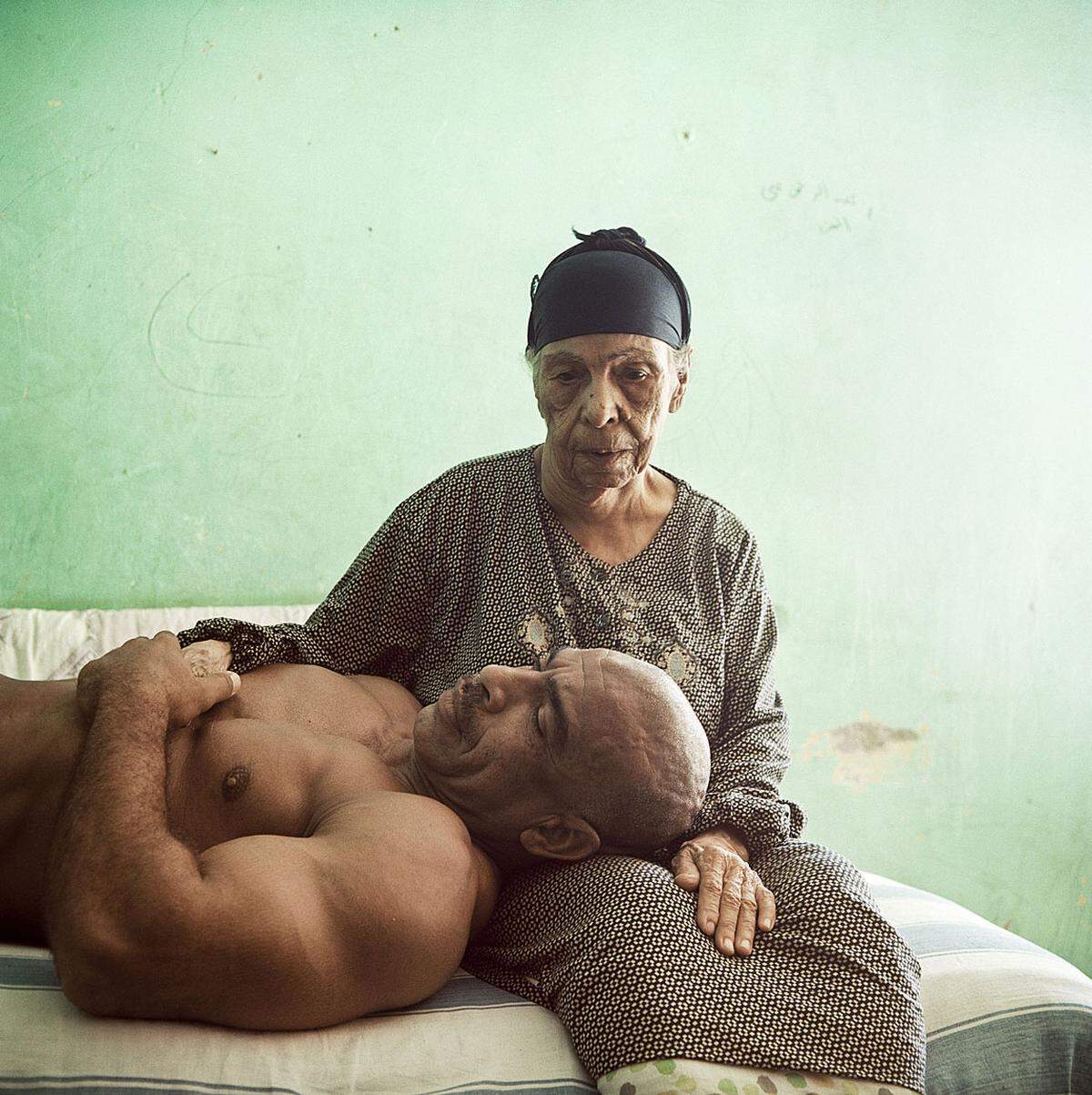 Denis Dailleux, Frankreich, Agence Vu3. Februar 2011, Kairo, Ägypten: Aid, ein ägyptischer Bodybuilder posiert mit seiner Mutter. In Ägypten ist es sehr populär, die eigene Statur zum Stolz der Familie zu perfektionieren.