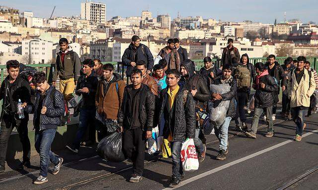 Serbien: Flüchtlingsmarsch an Grenze zu Kroatien angelangt