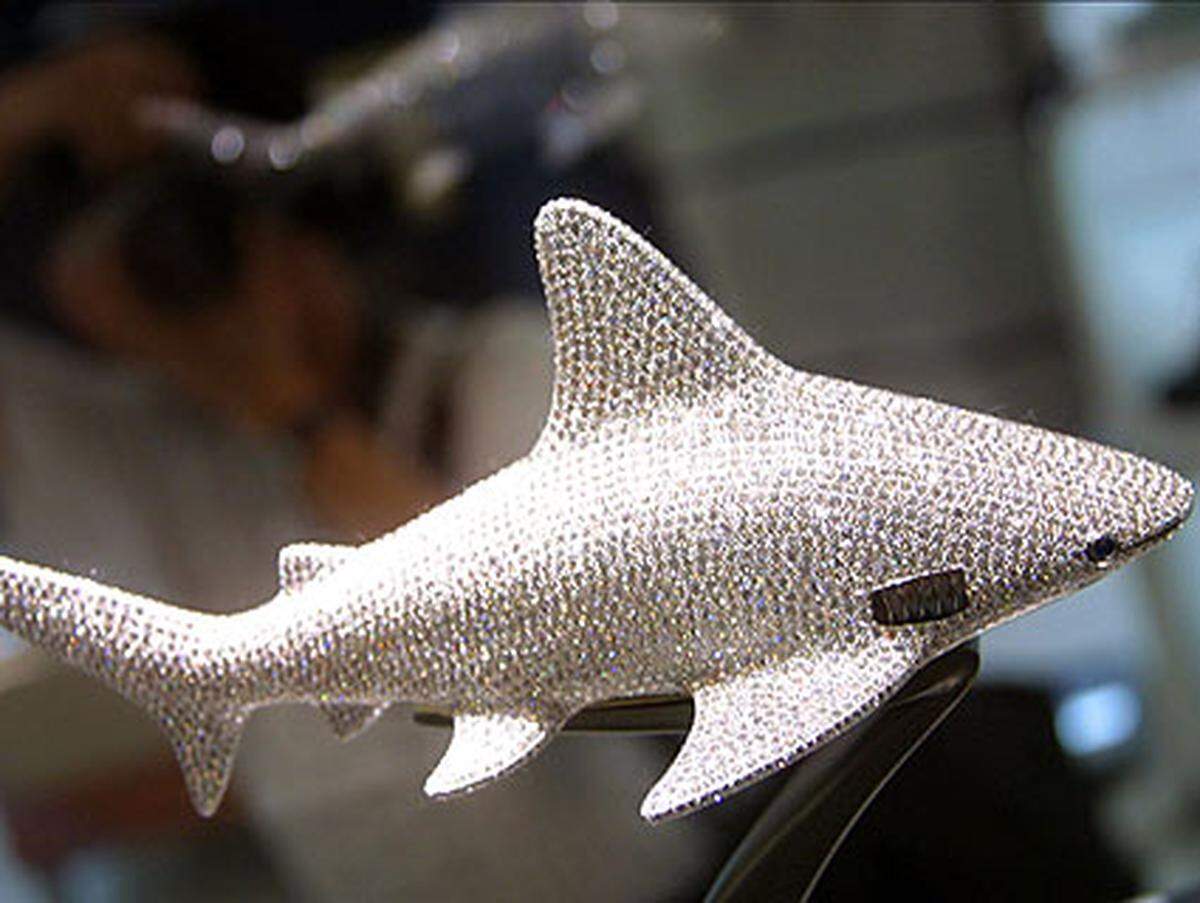 4.276 Diamanten besetzen diese Nachbildung eines Hais. Gefertigt ist die 26 Zentimeter lange Skulptur aus 18 Karat Platin. In einem Shopping-Center im nordchinesischen Shijiazhuang war sie 2005 zu haben. Kostenpunkt: 1,5 Millionen Euro.