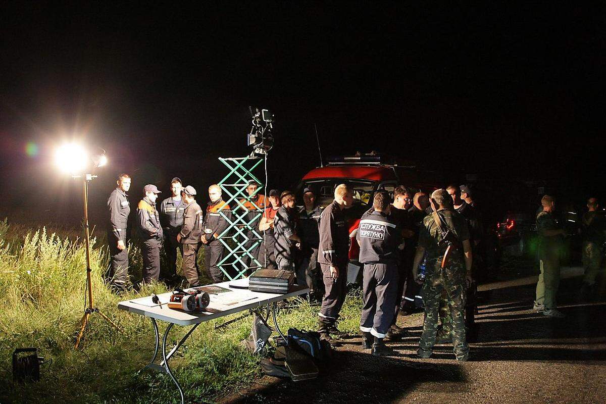 Der Flugschreiber wurde offenbar bereits gefunden und im Besitz der Rebellen, sagte einer der Sprecher der Aufständischen am Donnerstagabend. Wenig später berichteten aber auch die Rettungskräfte, das sie auf eine weitere Blackbox gestoßen seien. Bild: Rettungskräfte an der Unfallstelle