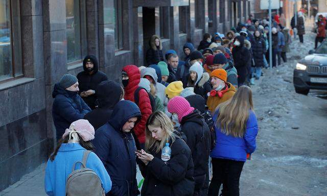 In St. Petersburg stehen Menschen Schlange vor dem Bankomat. Die Währungsreserven der russischen Zentralbank zu blockieren, erweist sich als gravierende Sanktion.