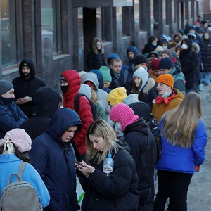 In St. Petersburg stehen Menschen Schlange vor dem Bankomat. Die Währungsreserven der russischen Zentralbank zu blockieren, erweist sich als gravierende Sanktion.