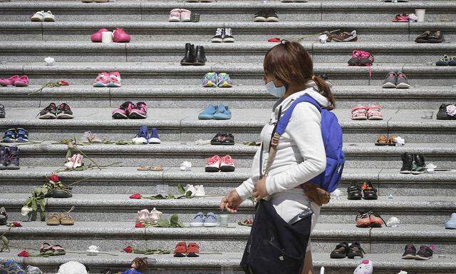 News Bilder des Tages (210530) -- VANCOUVER, May 30, 2021 -- Children s shoes are placed on the staircase outside Vancou