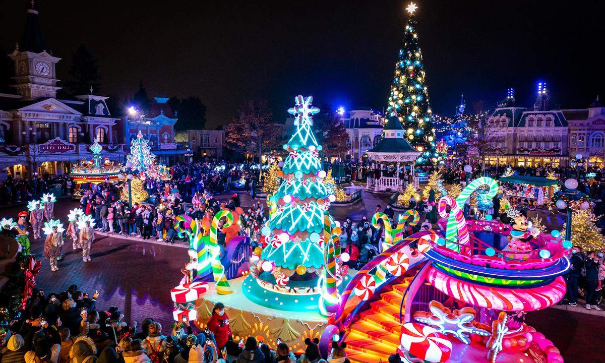 Alle Register von bunt bis auffällig zieht man im Disneyland Paris für die Vorbereitung auf die Feiertage.