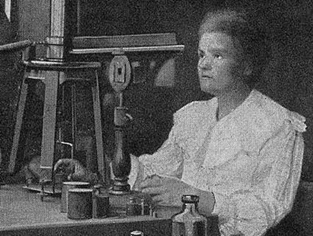 Ihr Interesse an der Strahlung von Uranverbindungen brachten der berühmten Polin Marie Curie gleich zwei Nobelpreise ein. Dem langjährigen Umgang mit radioaktiven Elementen wird aber auch ihr Tod im Alter von 66 Jahren zugeschrieben.Im Bild: Marie Curie in ihrem Labor, vor 1907