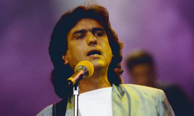 Toto Cutugno bei einem Auftritt in Deutschland 1990.