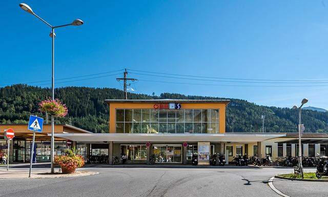 In Hall in Tirol soll die Bahnhofshalle aus den 1950er-Jahren einer Park&Ride-Anlage weichen. 