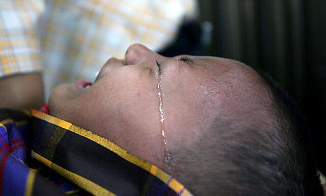 Symbolbild: Ein Baby weint bei der Beschneidung in Indonesien.