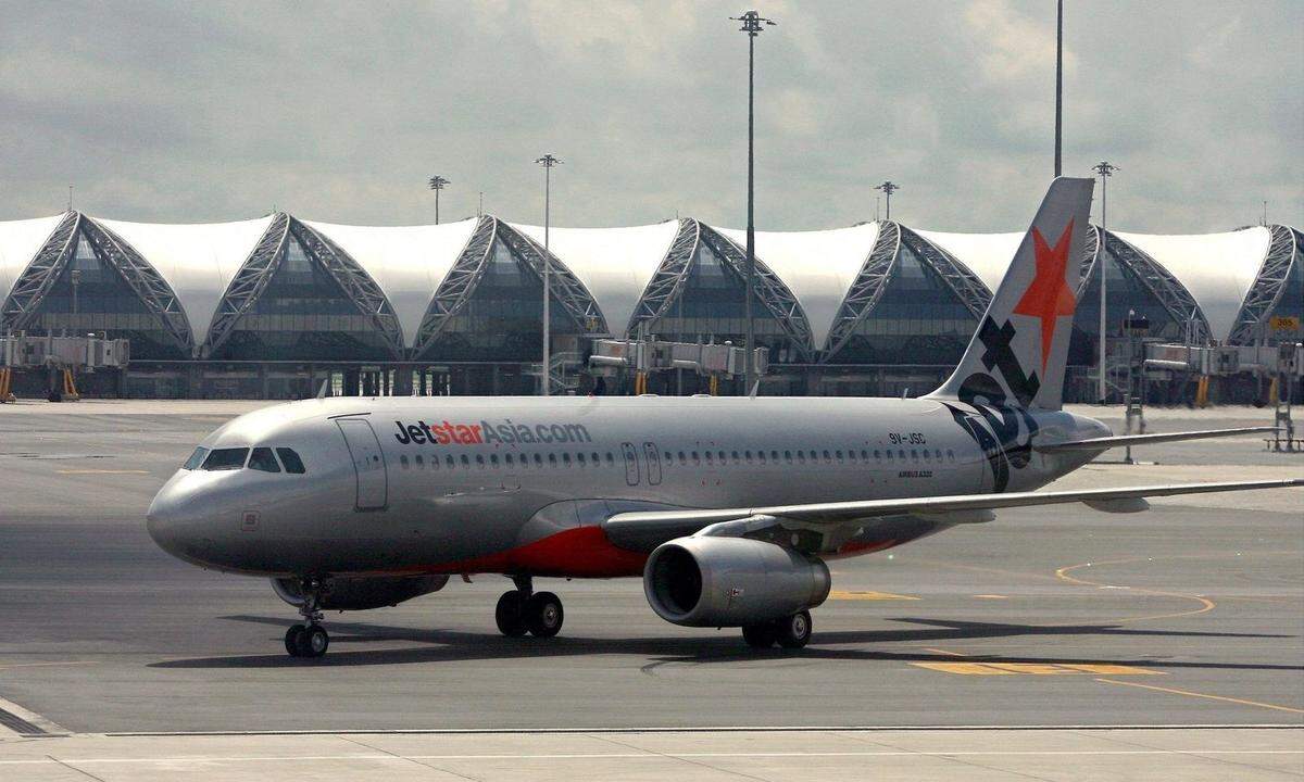 Land: Australien Im Vorjahr hat es Qantas ins Sicherheitsranking geschafft, heute findet sich ihre Tochtergesellschaft Jetstar in den Top 10. Seit der Gründung im Jahr 2004 gab es keine großen Zwischenfälle, Kritik an der Airline allerdings schon: Laut Bordbestimmungen dürfen Männer nämlich nicht neben alleine reisenden Kindern sitzen - damit geht ein Generalverdacht der Pädophilie einher.