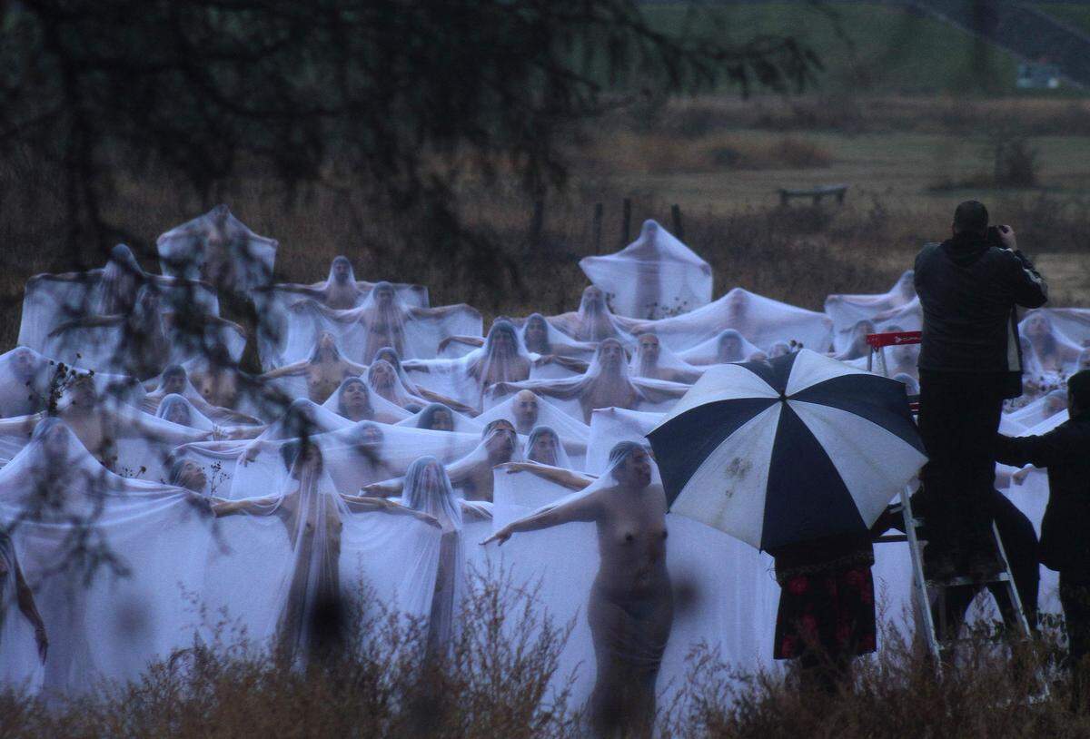 Die nur mit einem durchscheinendem weißen Stoff becekcten Modelle folgten den Anweisungen von Tunick und seinem Team.