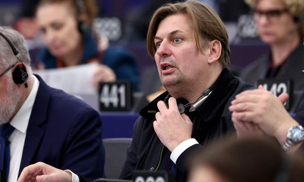 AfD-Kandidat Maximilian Krah brachte nun quasi seine gesamte deutsche Gruppe im EU-Parlament zu Fall. (Bild: eine Sitzung in Straßburg im April).