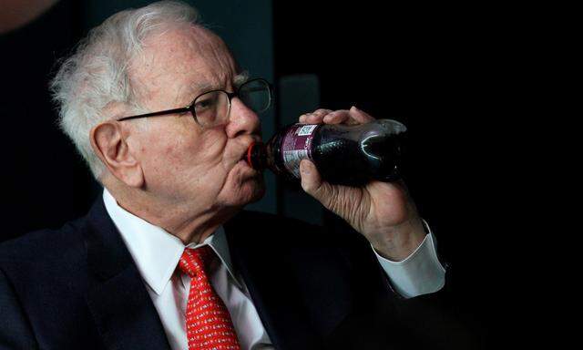 Warren Buffett, der drittreichste Mann der Welt, hat 1988 in Coca-Cola investiert. Seine Holding Berkshire Hathaway hält fast zehn Prozent der Anteile des Getränkekonzerns.