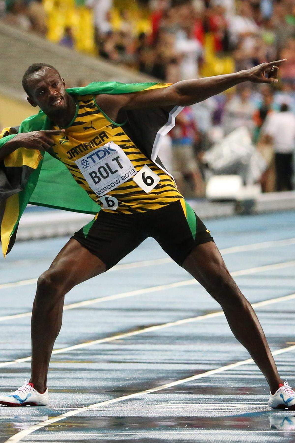 Usain Bolt läuft im Finale über die 100 Meter mit 9,77 Sekunden Sekunden souverän zu Gold. Silber holt Justin Gatlin aus den USA in 9,85 Sek., der beim Diamond-League-Meeting in Rom Bolt die einzige Niederlage in diesem Jahr zugefügt hatte, Bronze geht an Nesta Carter, einem weiteren Jamaikaner, der in 9,95 Sek. ebenfalls unter zehn Sekunden bleibt. Bei Blitz und Donner holt sich der Superstar den WM-Titel über die kurze Sprintstrecke zurück. Weltrekordinhaber Bolt hat damit seine Scharte aus Daegu 2011, wo er wegen eines Fehlstarts disqualifiziert wurde, ausgemerzt.