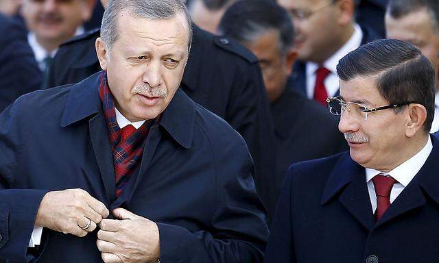 Präsident Erdogan (li.) und Ministerpräsident Davutoglu (re.) streiten um Kompetenzen.