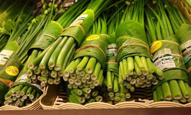 Bananenblätter als Alternative zu Kunststoff