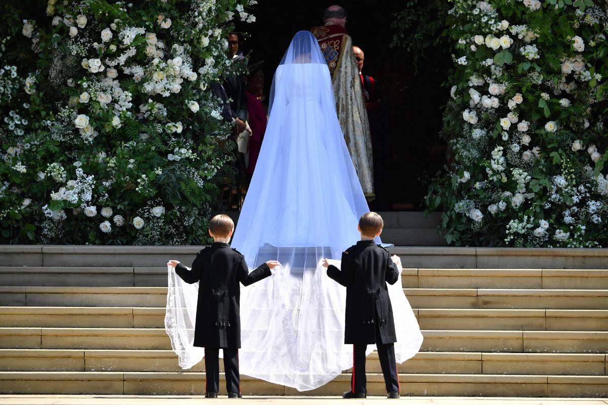 Nun ist das Geheimnis gelüftet: Die britische Givenchy-Designerin Clare Waight Keller hat den Coup gelandet und das Brautkleid von Herzogin Meghan designt.