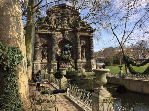 Endstation am Medici-Brunnen im Jardin du Luxembourgh. Auch öffentliche Parks suche man in L.A. vergeblich, erzählt Gibbs. Wo es schön sei, müsse man konsumieren, um bleiben zu dürfen. In Paris hingegen nimmt man sich einen Sessel und hält das Gesicht in die warme Frühlingssonne. Der pure Genuss!