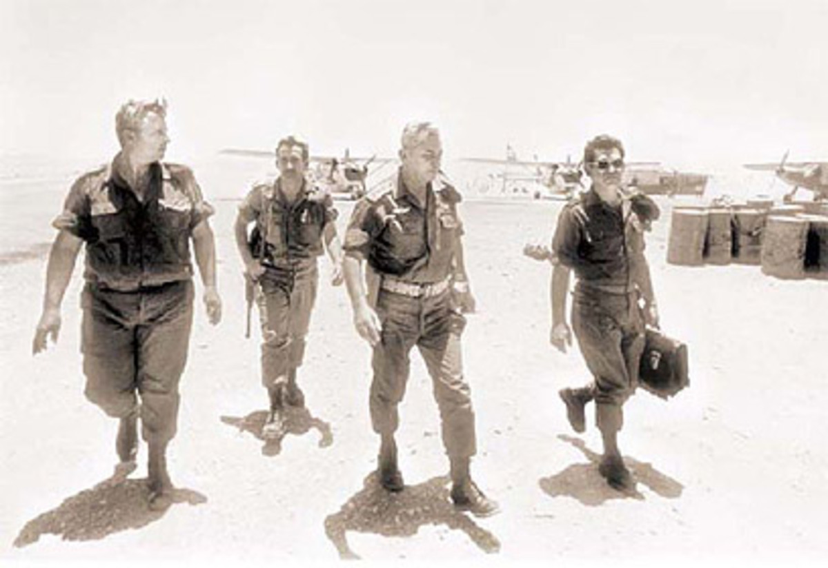 Chaim Bar-Lew anno 1973 (Mitte). Links Panzergeneral Ariel Sharon, rechts Generalstabschef David Elazar.