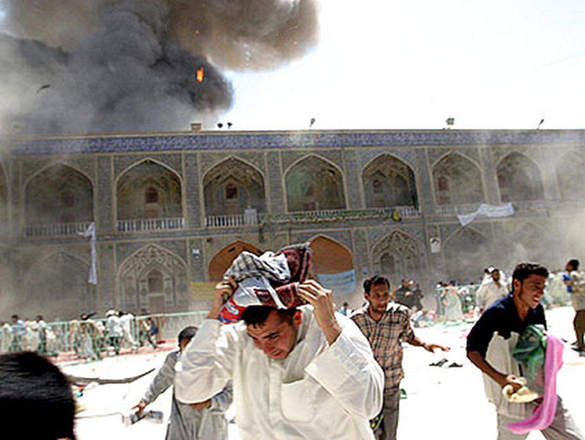 Bei einem Autobombenanschlag auf eine Moschee in Najaf sterben mindestens 83 Menschen, darunter der schiitische Geistliche Ayatollah Mohammed Baker al-Hakim. 