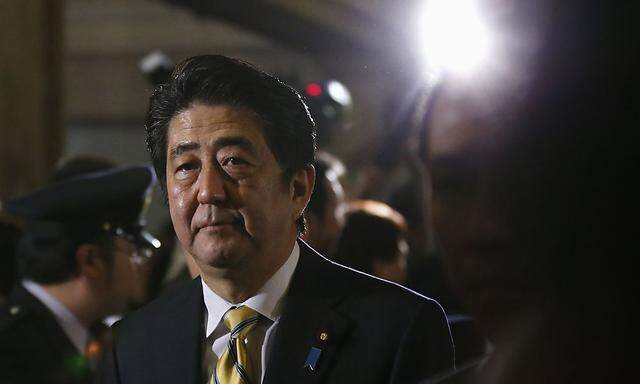 Japans Premierminister Shinzo Abe beim Verlassen den japanischen Parliament in Tokyo am Freitag.