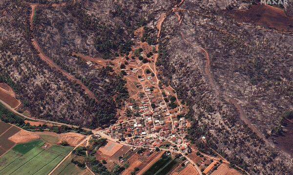 Dieses griechische Dorf konnte größtenteils vorm Feuer beschützt werden - ringsum sind die Wälder abgebrannt.