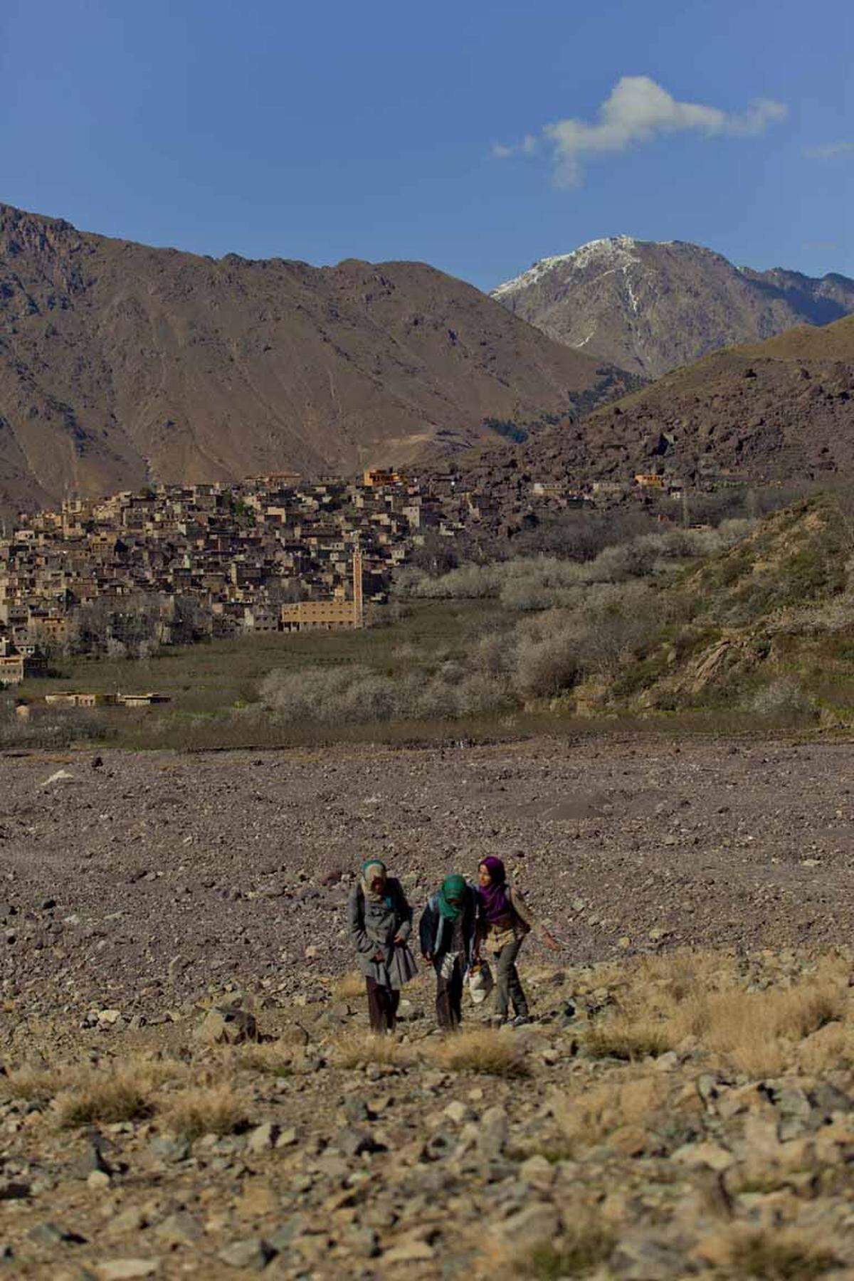 Für Zahira (12) und ihre beiden Freundinnen führt der Schulweg ähnlich weit über das hohe Atlas-Gebirge.