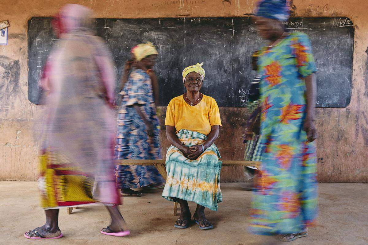 Die Südafrikanerin Lee-Ann Olwage fotografierte für den "Spiegel" ein "Hexencamp" in Ghana. Dort finden Frauen Zuflucht, die der Hexerei bezichtigt werden. Diese zeigen oft eigentlich Anzeichen für Demenz, wie auch Sugri Zenabu, die hier in der Mitte sitzt.