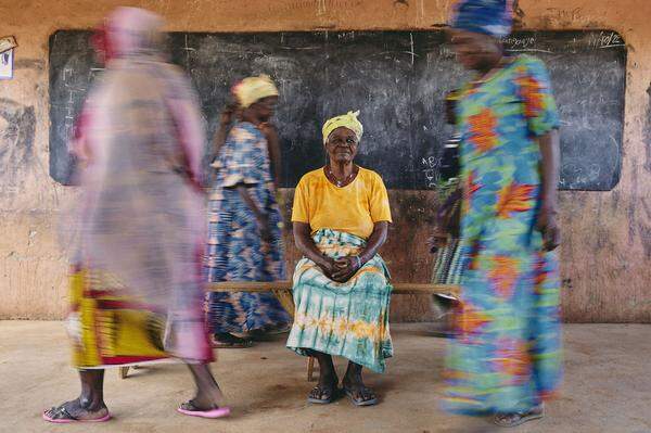 Die Südafrikanerin Lee-Ann Olwage fotografierte für den "Spiegel" ein "Hexencamp" in Ghana. Dort finden Frauen Zuflucht, die der Hexerei bezichtigt werden. Diese zeigen oft eigentlich Anzeichen für Demenz, wie auch Sugri Zenabu, die hier in der Mitte sitzt.