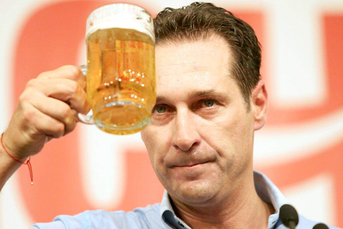 Bei der vergangenen Nationalratswahl im September 2013 kletterte Strache mit seinen Freiheitlichen deutlich über die 20-Prozent-Marke und schaffte damit sein adaptiertes Wahlziel. Von früheren Träumereien, die FPÖ 2013 mit einem Drittel der Stimmen an die Spitze der Wählergunst zu führen, hatte man sich nach dem Erscheinen Frank Stronachs auf der Politbühne schon länger verabschiedet. Auch das könnte sich bald wieder ändern.