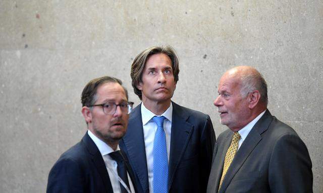 Anwalt Norbert Wess, der Hauptangeklagte Karl Heinz Grasser und Anwalt Manfred Ainedter 