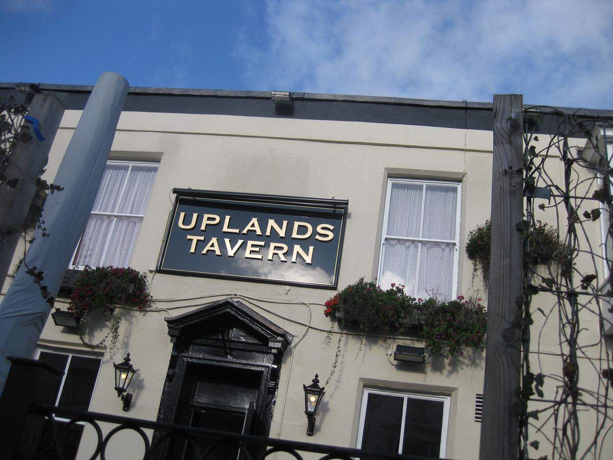 Ein Sommer in Swansea (240.000 Einwohner, laut Dylan Thomas “this ugly, beautiful town”) hat so seine Vorteile. Nicht übermäßig heiß. Und man kann was trinken gehen, ohne schief angeschaut zu warden. Auch in der Uplands Tavern (42 Uplands Crescent) ist man auf den Spuren des größten walisischen Lyrikers. Schon der Vater von Dylan Thomas flüchte sich auf ein Guinness in dieses Pub – selbstverständlich auch der junge Dylan selbst. Ja, man kann sagen, dass Dylan hier, ein paar hundert Meter talwärts von seinem Geburtshaus 5 Cwmdonkin Drive, mit dem schweren Trinken begann, das sein Leben prägen sollte. Netter Biergarten vor dem Haus, regelmäßige Livemusik.