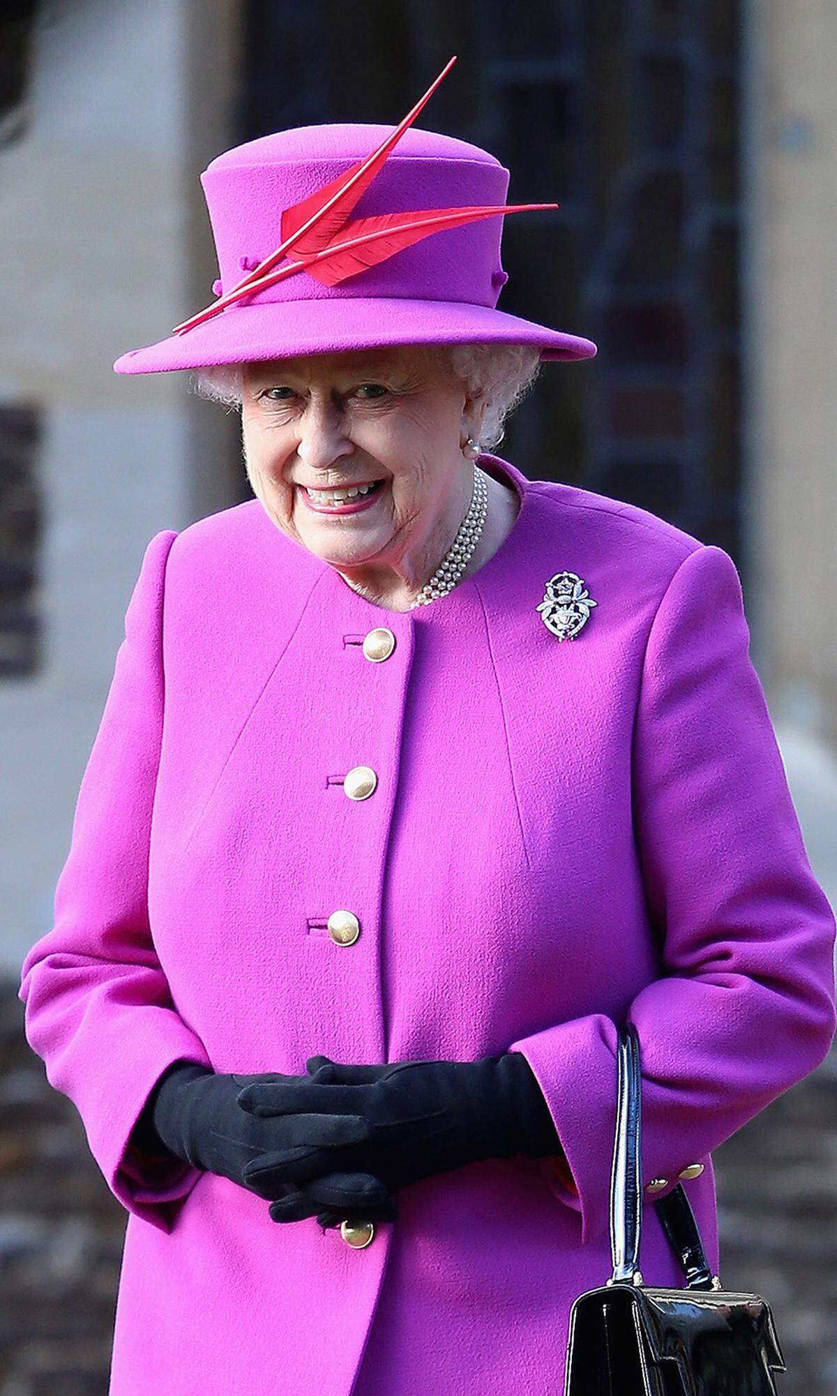 Sie ist die „ultimative Powerdresserin“: Queen Elizabeth ist die älteste Person auf der Liste, aber modisch ganz vorne mit dabei. Hervorgehoben wird ihre Vorliebe für leuchtende Farben und florale Muster.
