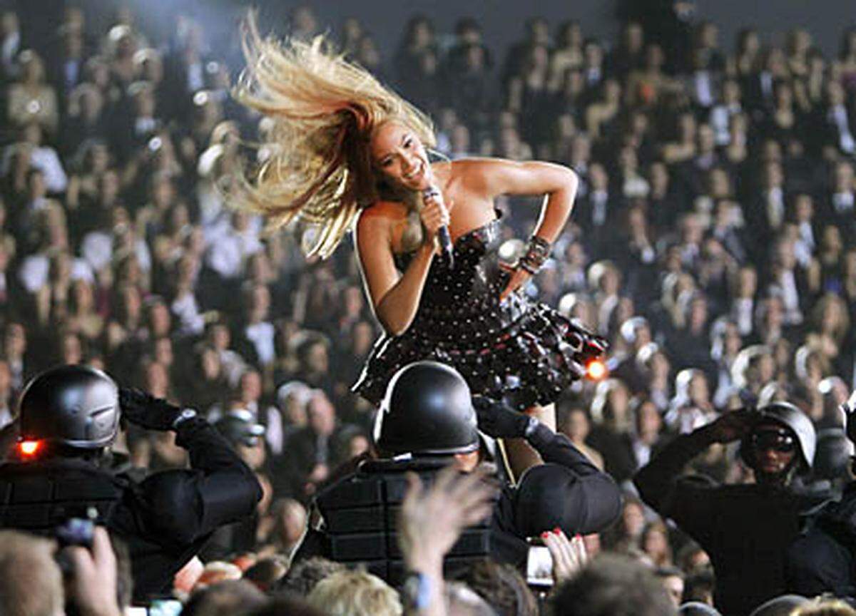 Auf der Bühne stand natürlich auch Sechsfach-Gewinnerin Beyonce Knowles. Die R&amp;B-Sängerin gab sich gewohnt bescheiden: "Es ist ein unglaublicher Abend für mich", sagte sie, dankte ihren Fans und Ehemann Jay-Z.